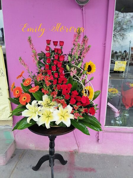 ARREGLO FORAL DE ROSAS, GIRASOLES, GERBERAS Y CONCADOR FLOR DE AROMA 